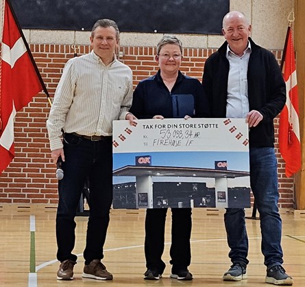 De to lokale brugsuddelere overrakte OK checken